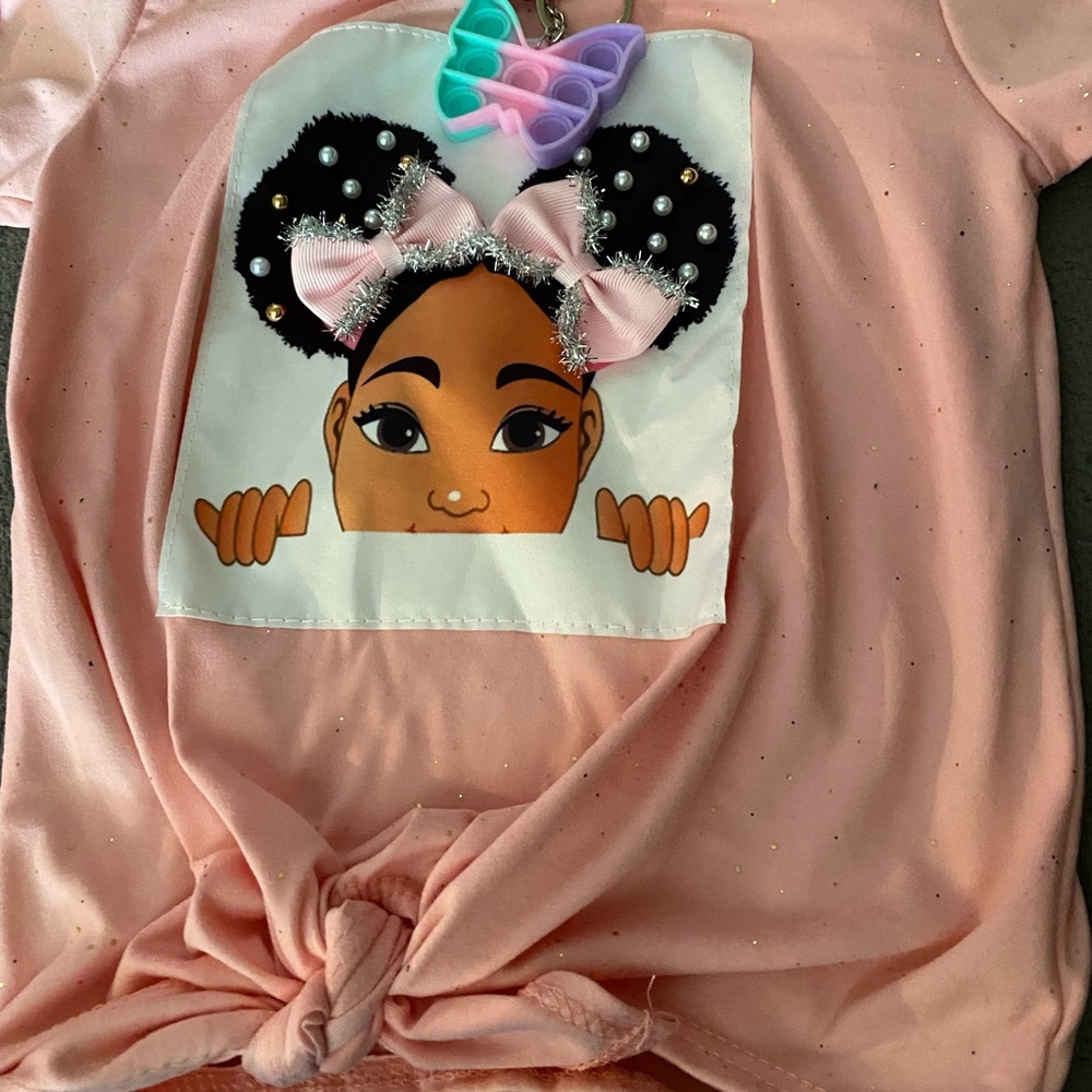 Girls size 5 shirt with small pop it attached